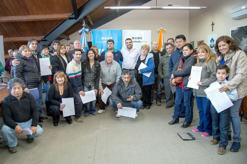 Vuoto entregó 21 títulos de propiedad a vecinos de Ushuaia