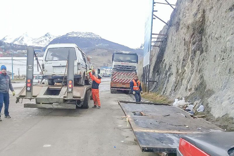 Personal municipal realizó un nuevo operativo de remoción de vehículos abandonados en la vía pública