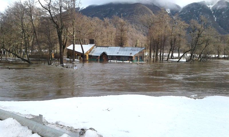 Se encuentra cortada la Ruta “J” por la crecida del río Varela