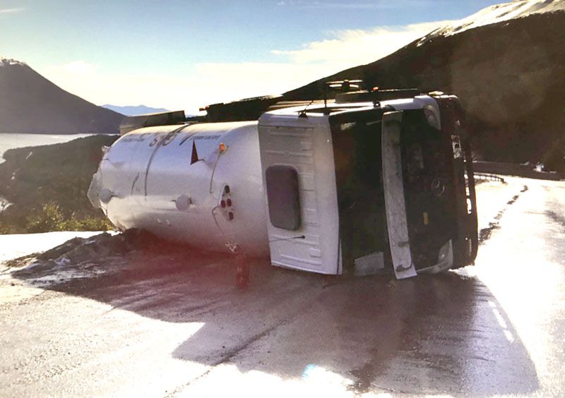 Un camión de la empresa “Gas Austral” volcó y su conductor resultó con lesiones leves