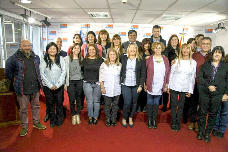 Promulgaron las leyes de Cooperadoras Escolares y del Programa de Escuelas Rurales