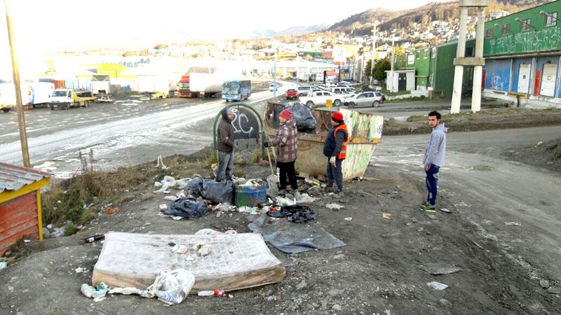 Medio ambiente municipal continúa limpiando y concientizando en barrios