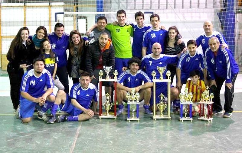 Defensores campeón en Veteranos, Mutual recibió la copa