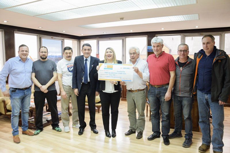 Bertone entregó subsidio por 100 mil pesos a la Asociación Pro Karting de Ushuaia