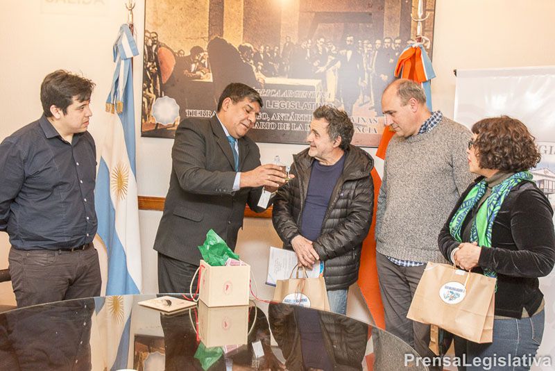 El cineasta Carlos Sorín fue reconocido por la Legislatura