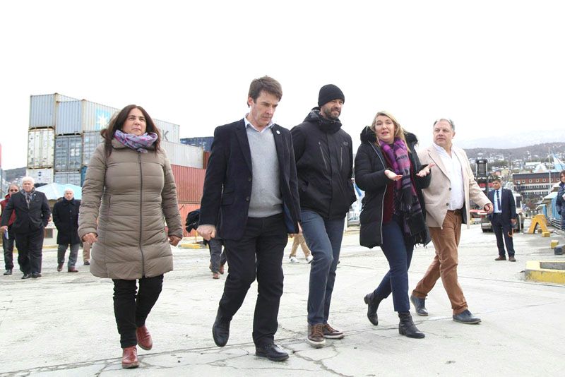 El ministro de Transporte de la Nación y Bertone supervisaron el inicio de la obra de ampliación del puerto