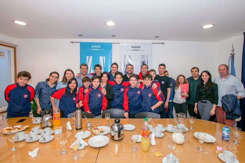 Vuoto recibió a jugadores de Cuervos del Fin del Mundo que jugarán el nacional de futsal