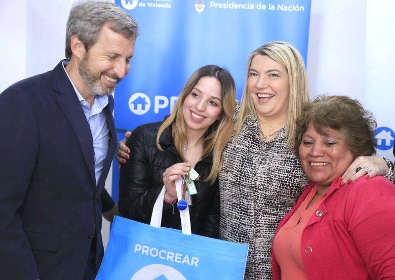 Bertone entregó viviendas del PROCREAR en Río Grande