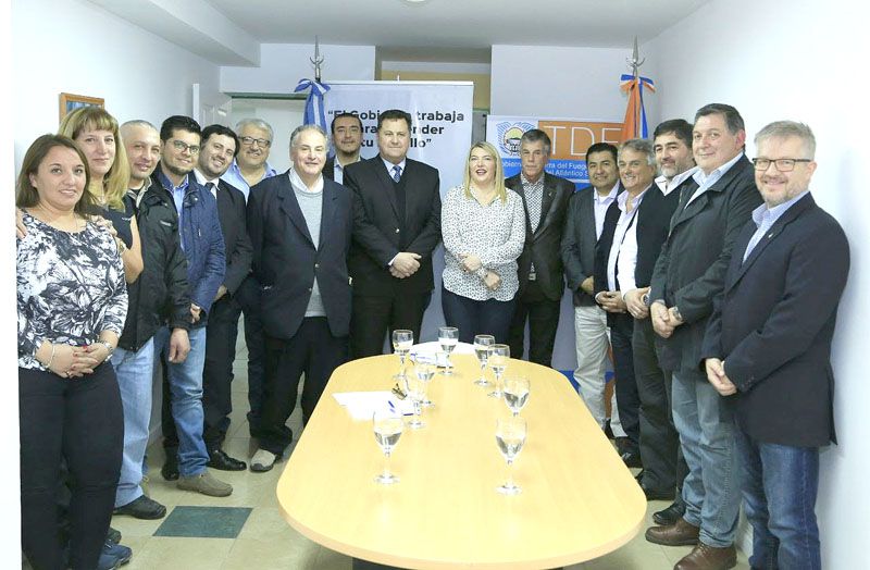 El Gobierno afianza vínculos con las cámaras de comercio 