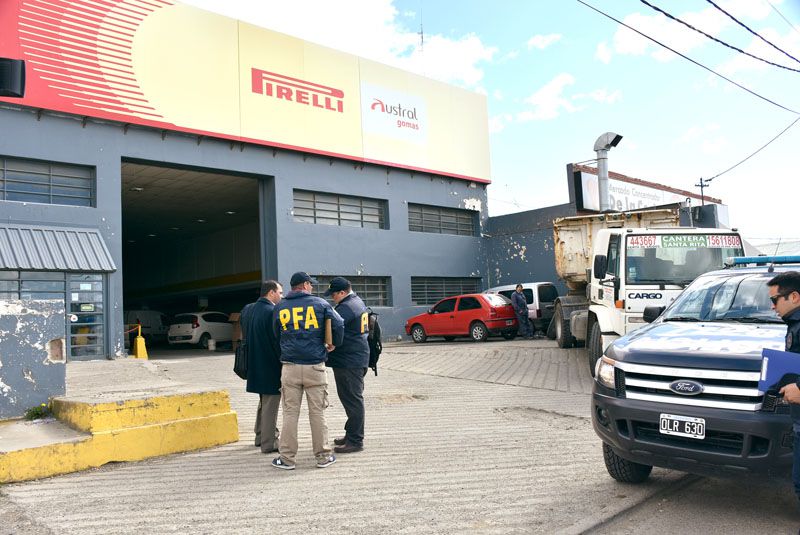 Allanaron el edificio de una cadena de gomerías de Lázaro Báez en Río Grande y habrá más operativos