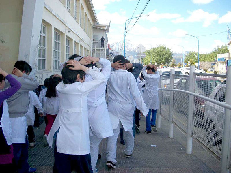 Harán simulacros de evacuación en establecimientos educativos de Ushuaia y Tolhuin