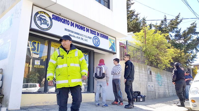 Allanan tres domicilios en búsqueda del autor del hecho