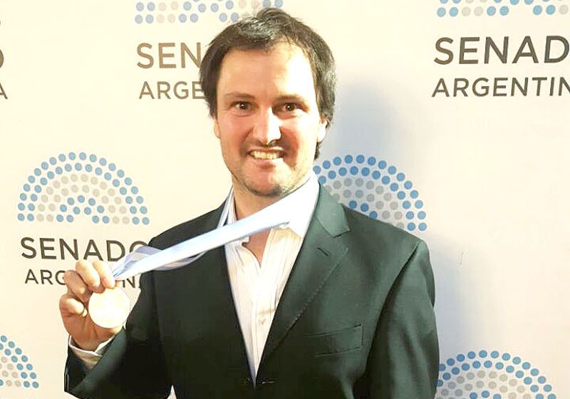 Gastón Begué recibió su medalla en el Senado