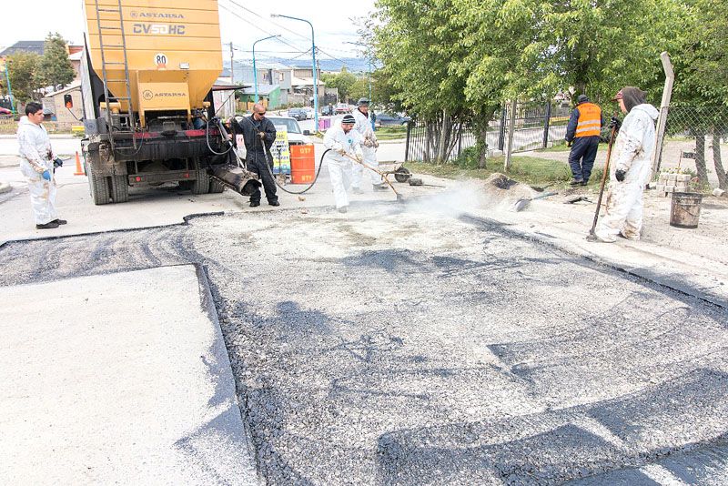 El Municipio sigue reparando calles con la planta de asfalto móvil