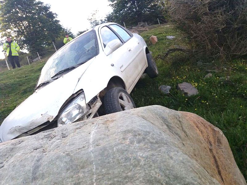Se despistó y cayó por un barranco