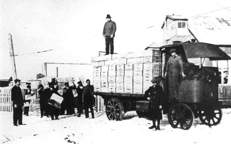 Un camión con motor de vapor comienza a transportar cargas