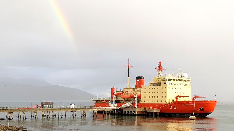 El rompehielos Almirante Irizar zarpó anoche desde Ushuaia para comenzar la Campaña Antártica