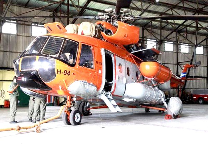 Autoridades del Gobierno recibieron a los helicópteros de la Fuerza Aérea