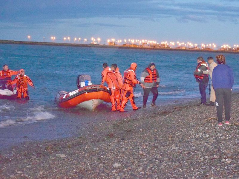 Prefectura Naval salió al rescate de dos pescadores