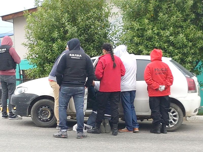 En medio de un operativo, una joven se acercó a reclamar la droga