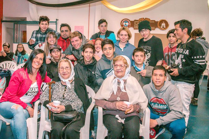 Madres de Plaza de Mayo compartieron una mateada en Ushuaia
