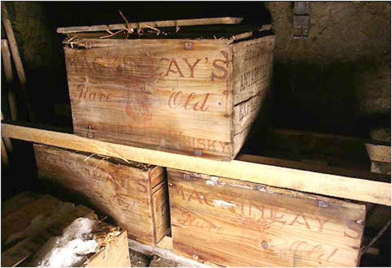 Hallan centenarias botellas de whisky en el hielo antártico