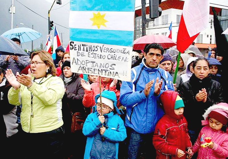 Protesta en Puerto Aisén reclama: “Argentina, adóptanos”