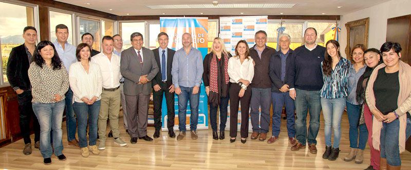 Gobierno acordó descuentos en útiles escolares 