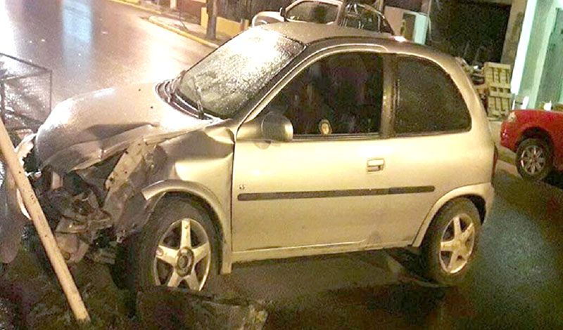 Policía en estado de ebriedad chocó un cesto de basura y un poste de señalización