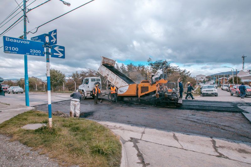 Continúan los trabajos en calles 12 de Octubre y Beauvoir 