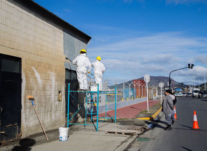 Internos de la Alcaidía realizan trabajos de pintura en el Puerto de Ushuaia 