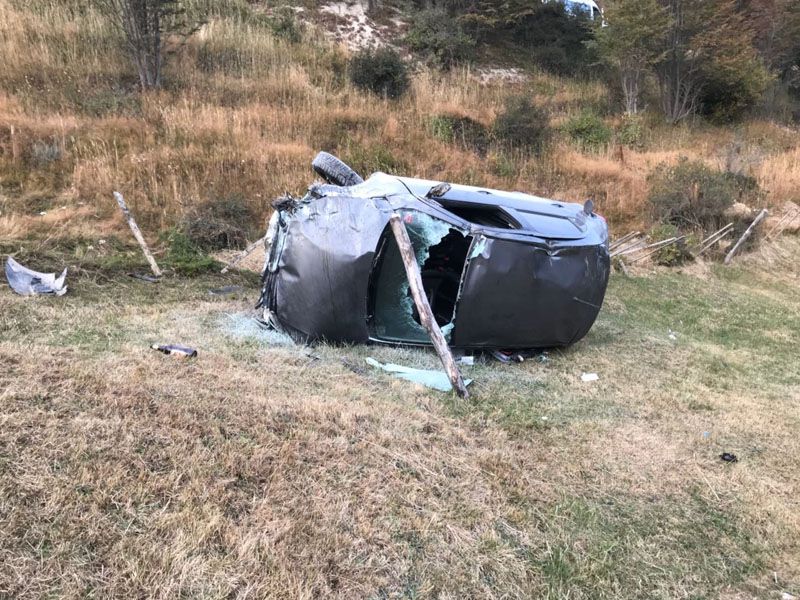 Un hombre herido y otro detenido tras impresionante vuelco