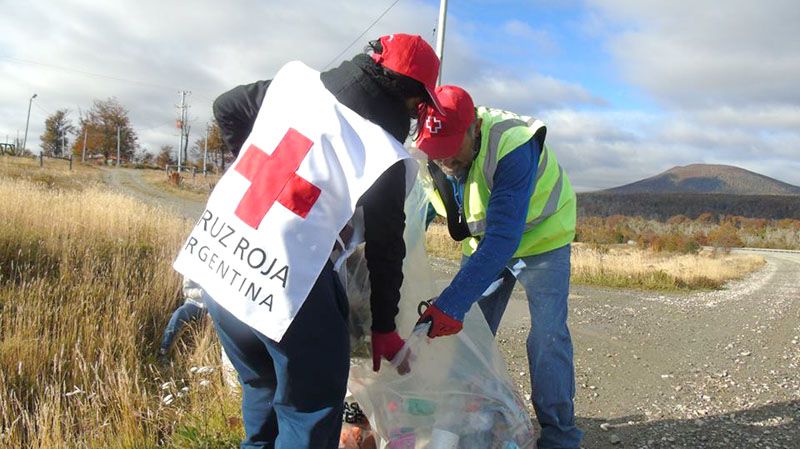 Voluntarios de Cruz Roja Ushuaia limpiaron la Ruta 3
