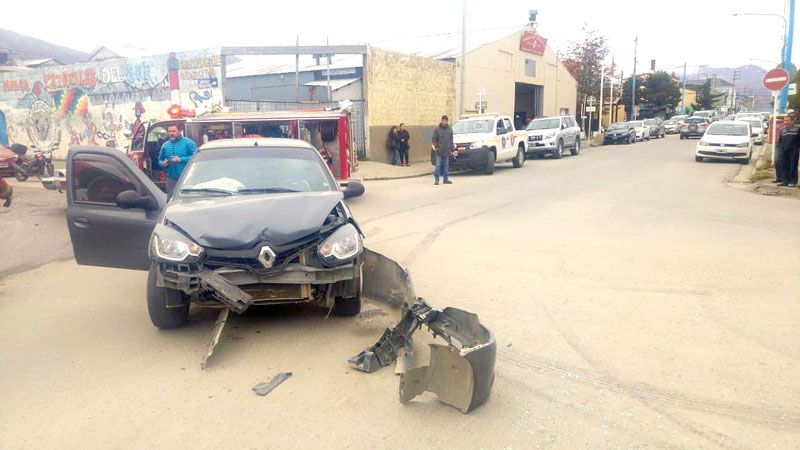Violento choque en la esquina de Kuanip y Namuncurá