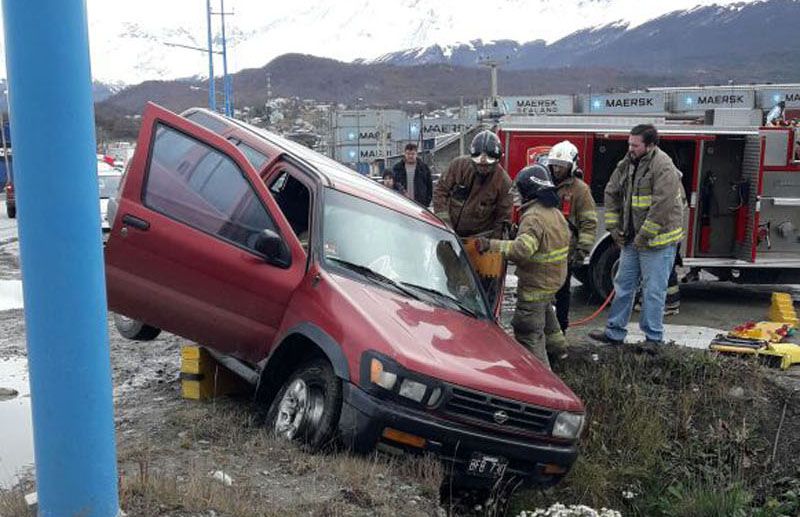 Chocan dos camionetas y una termina en la banquina