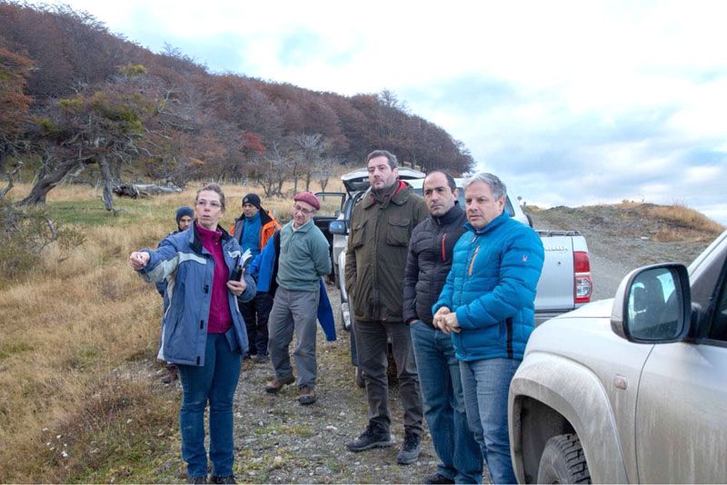 Funcionarios recorrieron la traza alternativa que propone Estancia Harberton