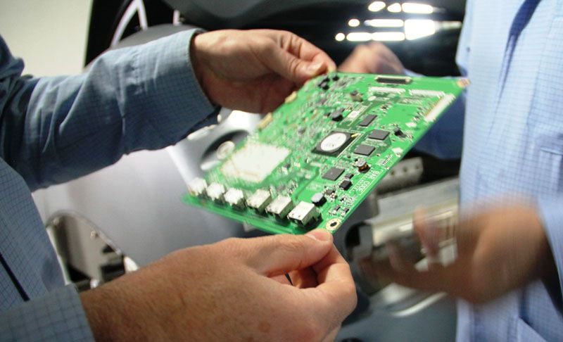 Caída de contratos y reducción de jornada laboral en las electrónicas