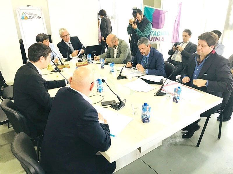 Concejales sesionan en el colegio Los Andes
