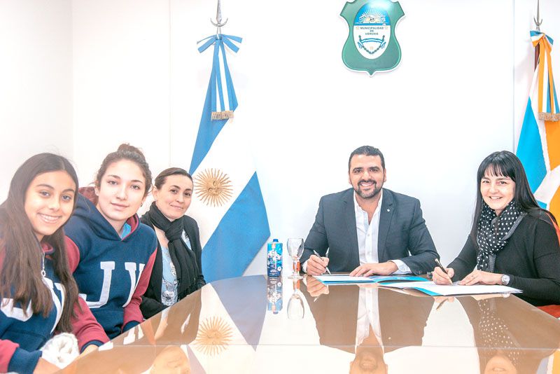 Vuoto firmó un convenio con la escuela Julio Verne