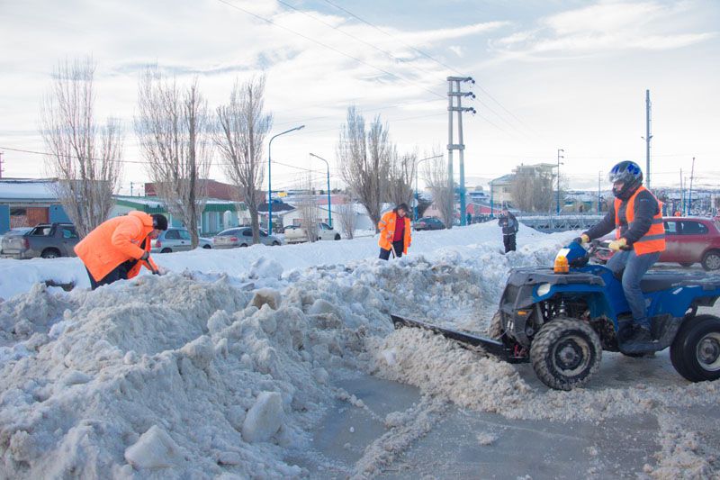 Realizan limpieza de espacios públicos, veredas y escaleras
