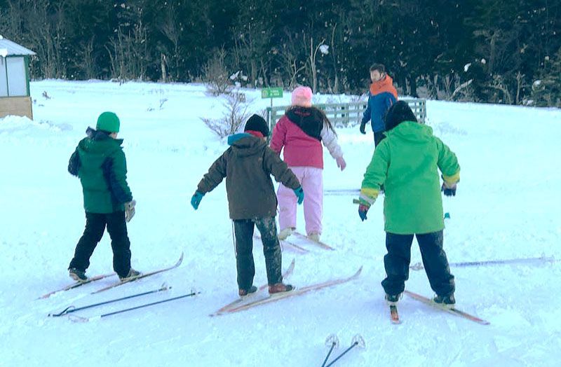 Chicos de juegotecas municipales practican deportes de invierno