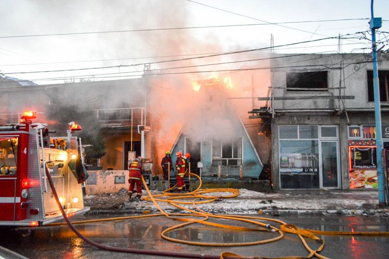 Un voraz incendio destruyó una vivienda