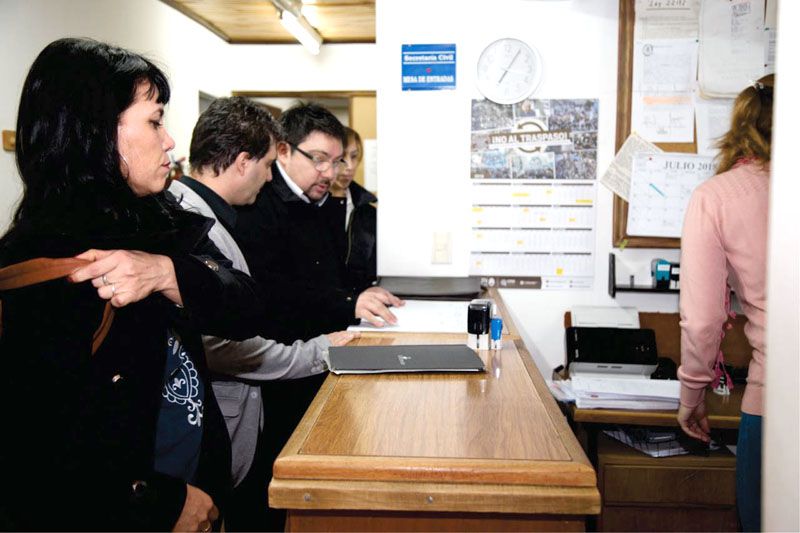 Primera demanda contra el decreto de baja de asignaciones