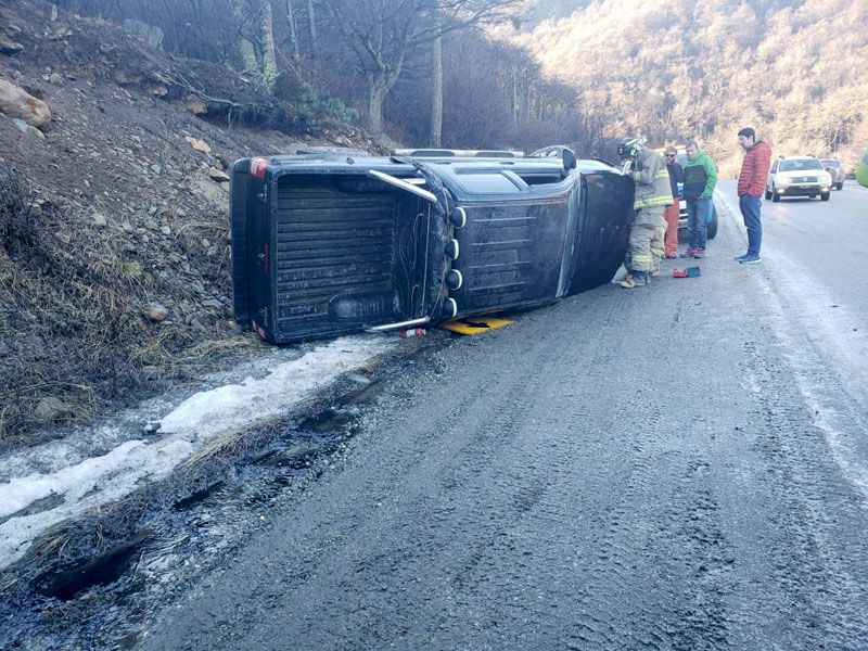 Espectacular vuelco de una camioneta en la ruta 3
