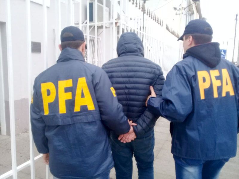 Trasladan a Comodoro Rivadavia a un joven que tenía pedido de captura