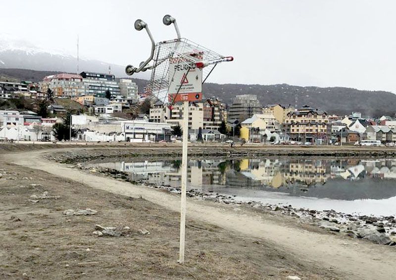 Dónde dejo el carrito del supermercado, acá… acá
