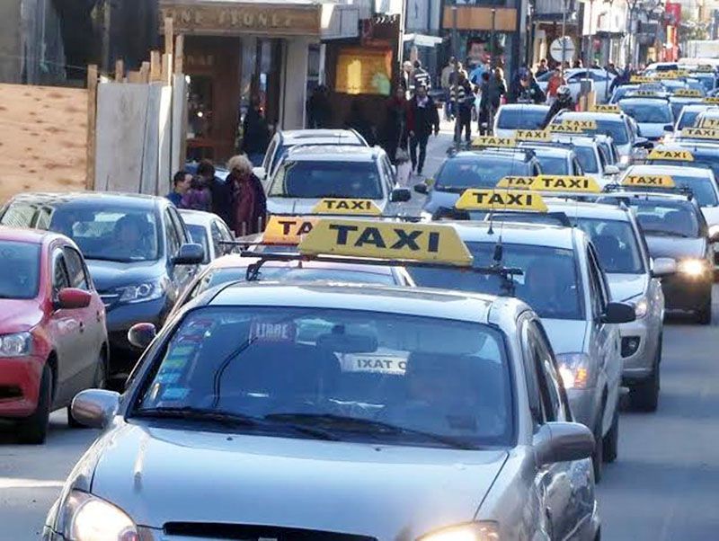 Taxistas piden incremento de tarifa