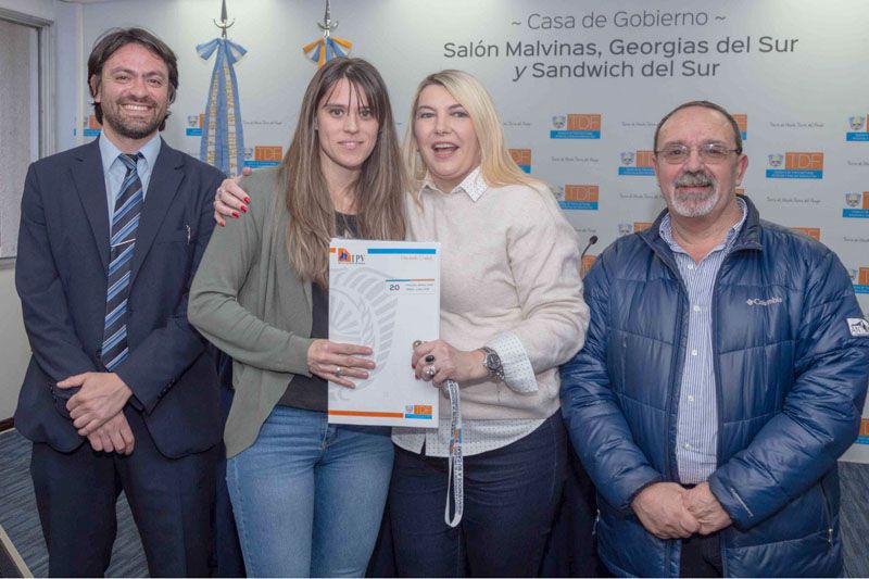 Bertone entregó viviendas a médicos y a afiliados a ATE