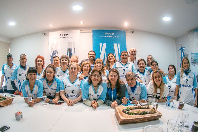 Vuoto entregó indumentaria al equipo municipal de newcom