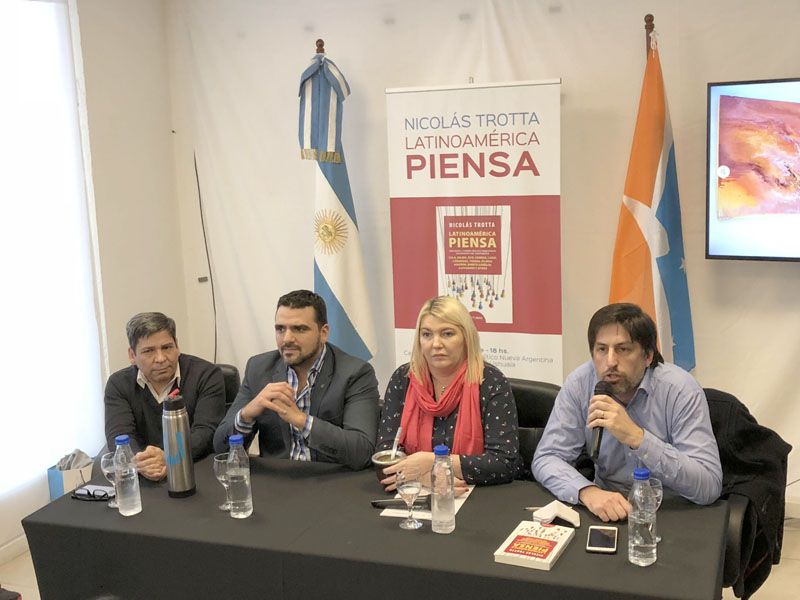 Bertone, Vuoto y Pino en la presentación de “Latinoamérica piensa”